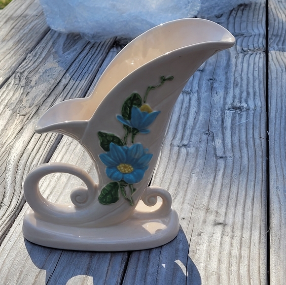 EUC Hull Art Light Peach Colored Vase with Blue Magnolia Flowers Made in USA - Picture 2 of 8